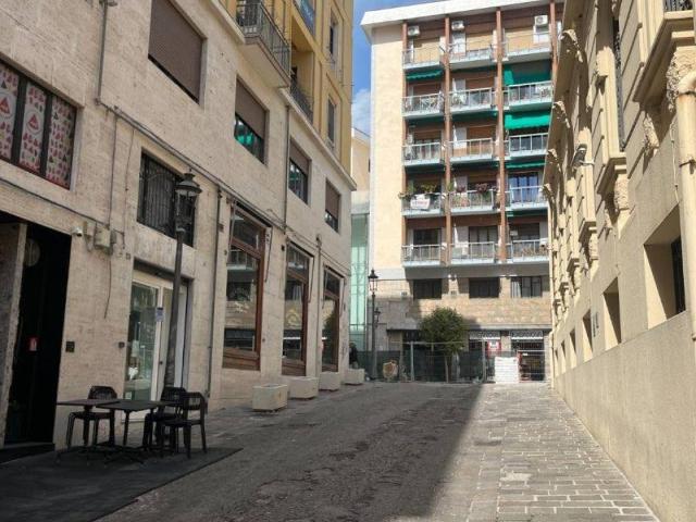 Locale Commerciale in affitto a Salerno, Campania