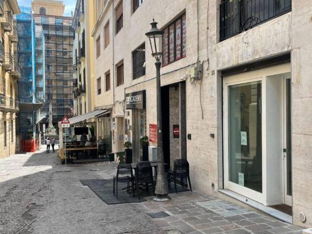Locale Commerciale in affitto a Salerno, Campania