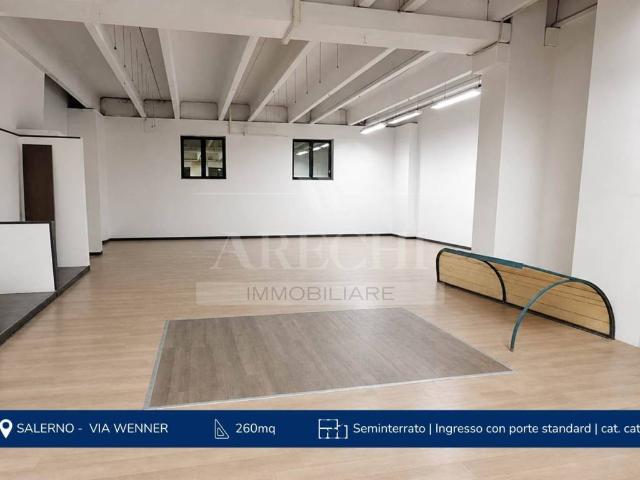 Locale Commerciale in affitto a Salerno, Campania