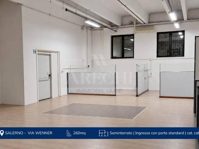 Locale Commerciale in affitto a Salerno, Campania