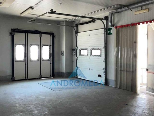 Locale Commerciale in affitto a Salerno, Campania