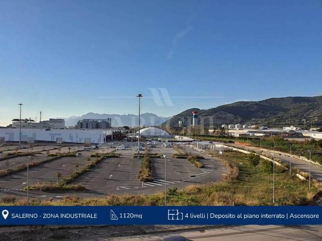 Locale Commerciale in affitto a Salerno, Campania