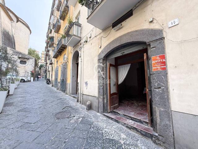 Locale Commerciale in affitto a Salerno, Campania
