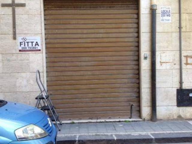 Locale Commerciale in affitto a Salerno, Campania