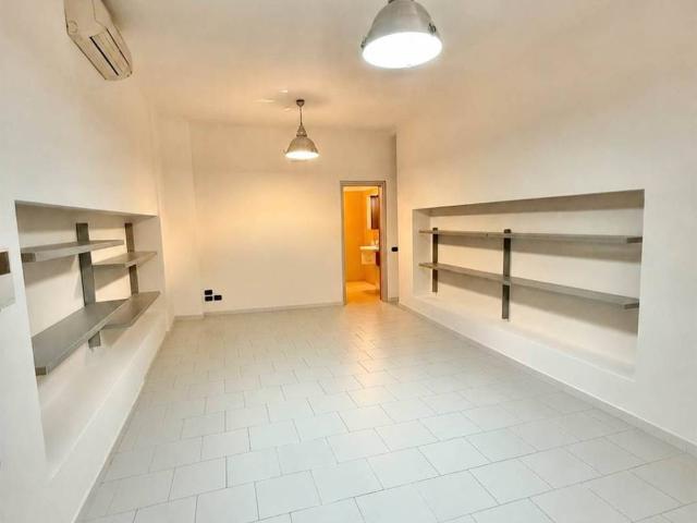 Locale Commerciale in affitto a Salerno, Campania