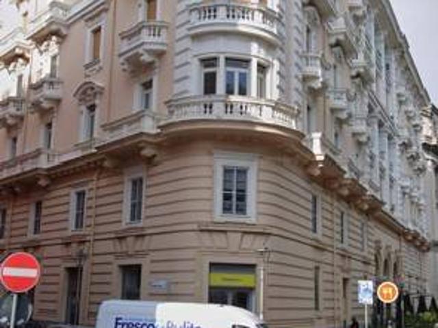 Locale Commerciale in affitto a Salerno, Campania