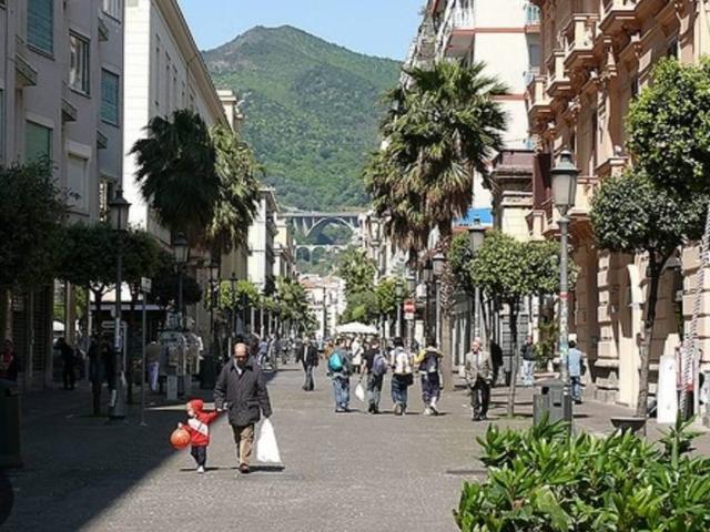 Locale Commerciale in affitto a Salerno, Campania