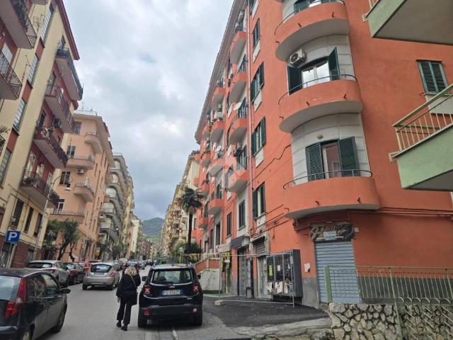 Locale Commerciale in affitto a Salerno, Campania