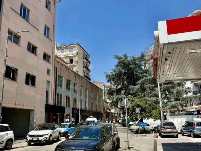 Locale Commerciale in affitto a Salerno, Campania