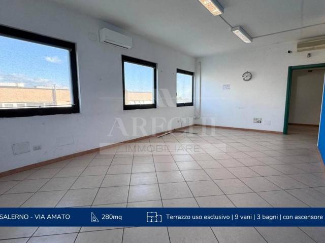 Locale Commerciale in affitto a Salerno, Campania