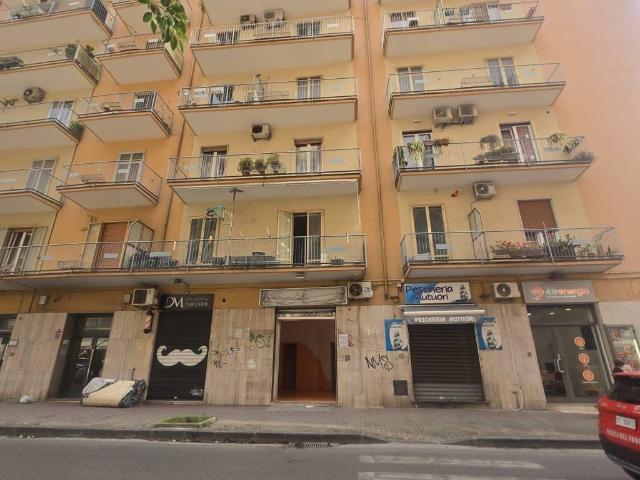 Locale Commerciale in affitto a Salerno, Campania