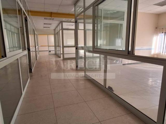 Locale Commerciale in affitto a Salerno, Campania