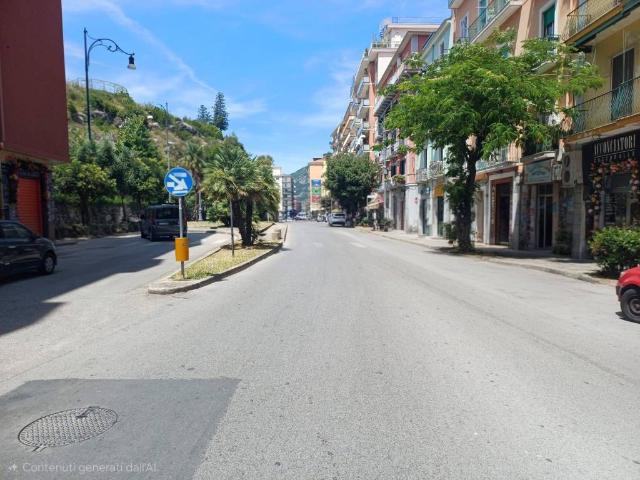 Locale Commerciale in affitto a Salerno, Campania