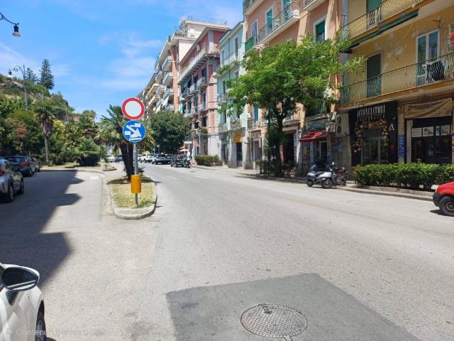 Locale Commerciale in affitto a Salerno, Campania