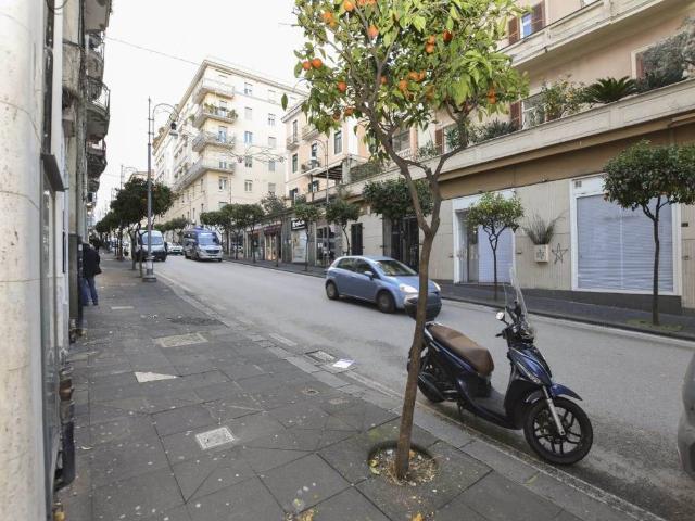 Locale Commerciale in affitto a Salerno, Campania
