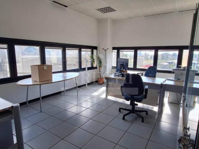 Locale Commerciale in affitto a Salerno, Campania