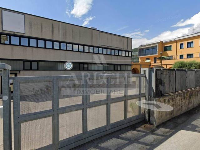 Locale Commerciale in affitto a Salerno, Campania