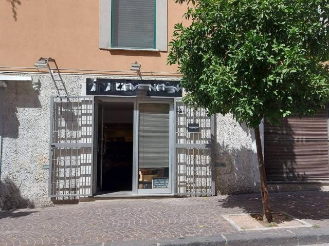 Locale Commerciale in affitto a Salerno, Campania