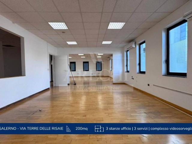 Locale Commerciale in affitto a Salerno, Campania