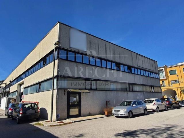 Locale Commerciale in affitto a Salerno, Campania