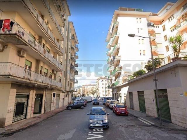 Locale Commerciale in affitto a Salerno, Campania