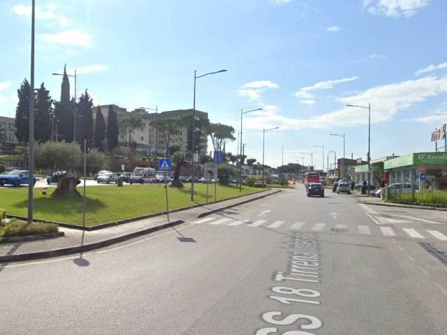 Locale Commerciale in affitto a San Leonardo, Salerno