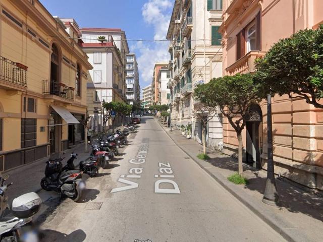 Locale Commerciale in affitto a Salerno, Campania