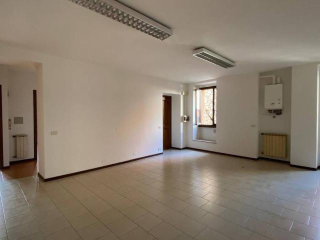 Locale Commerciale in affitto a Comunità Montana Parco Alto Garda bresciano, Salò
