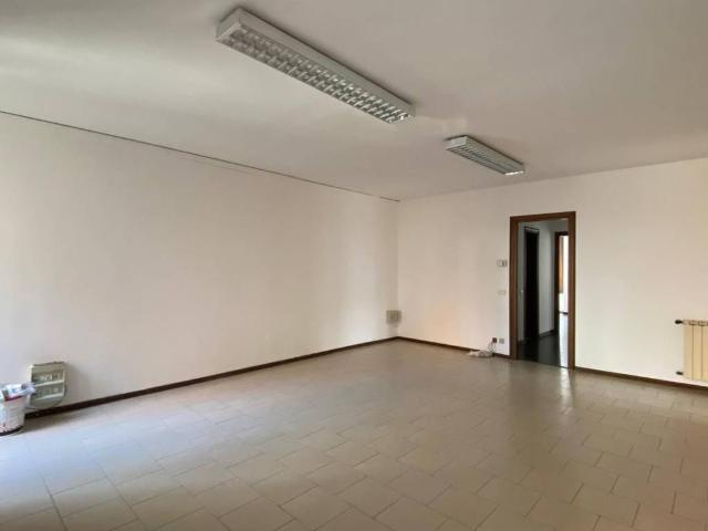 Locale Commerciale in affitto a Comunità Montana Parco Alto Garda bresciano, Salò