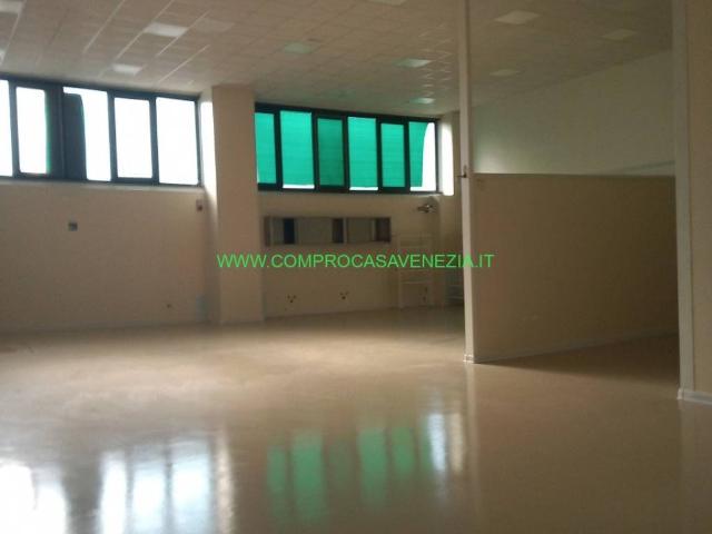 Locale Commerciale in affitto a Salzano, Veneto