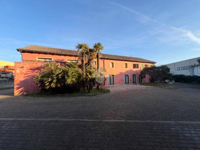 Locale Commerciale in affitto a Salzano, Veneto