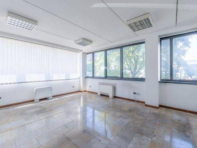 Locale Commerciale in affitto a Samarate, Lombardia
