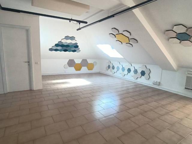 Locale Commerciale in affitto a Ragnola, Marche