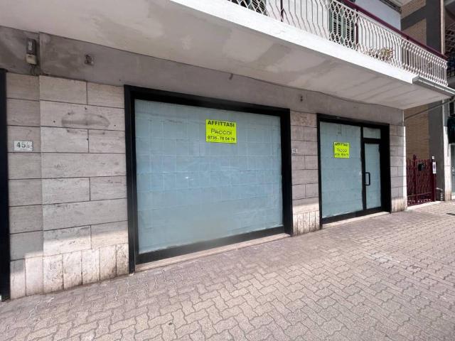 Locale Commerciale in affitto a Porto d'Ascoli centro, Marche