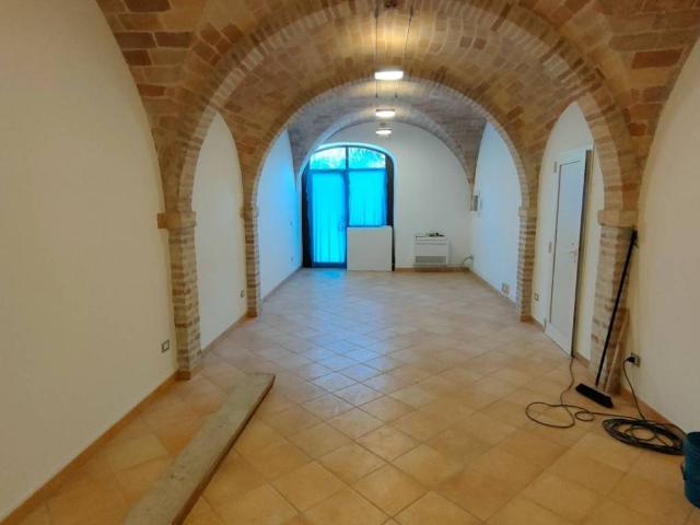 Locale Commerciale in affitto a Paese Alto, Marche