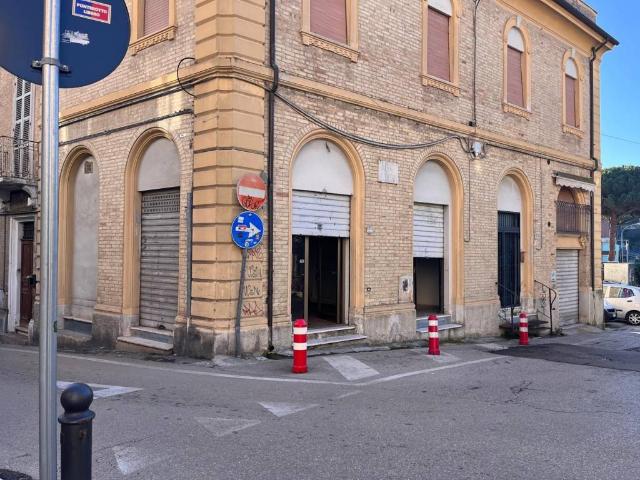 Locale Commerciale in affitto a Paese Alto, Marche