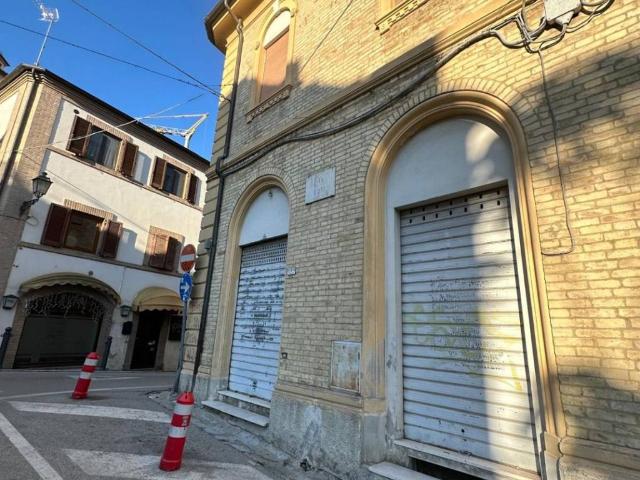 Locale Commerciale in affitto a Paese Alto, Marche