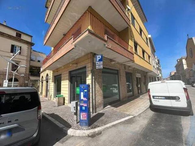 Locale Commerciale in affitto a Albula centro, Marche