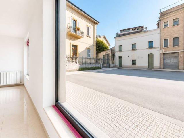 Locale Commerciale in affitto a Paese Alto, Marche