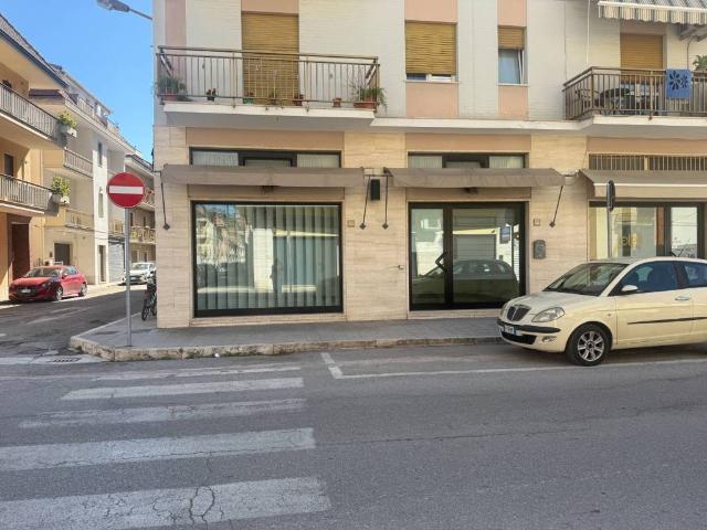 Locale Commerciale in affitto a Mare, Marche