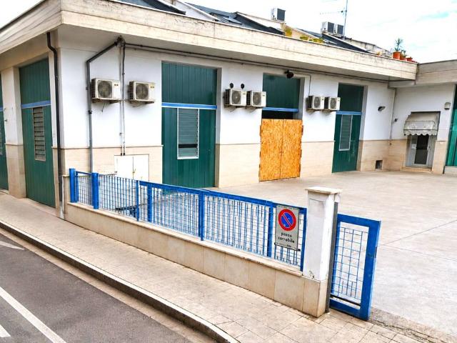 Locale Commerciale in affitto a San Filippo Neri, Marche
