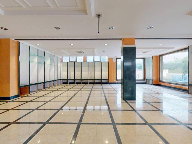 Locale Commerciale in affitto a Puglia, Lecce