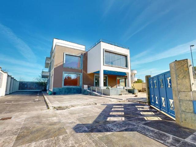 Locale Commerciale in affitto a Puglia, Lecce