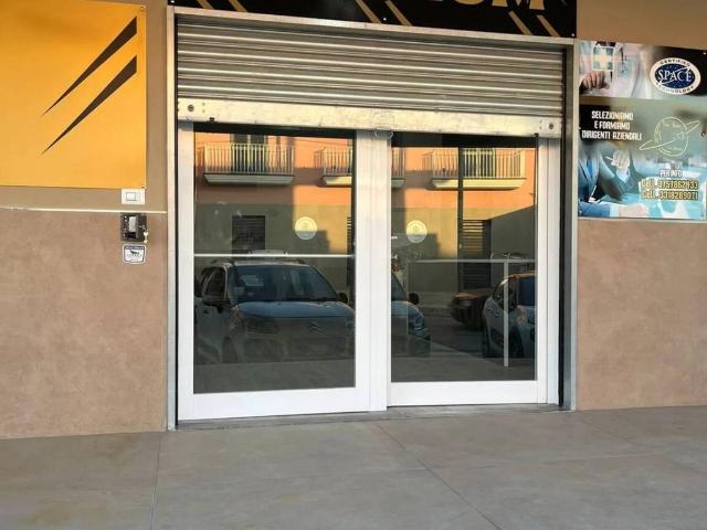 Locale Commerciale in affitto a San Cipriano D'aversa, Campania