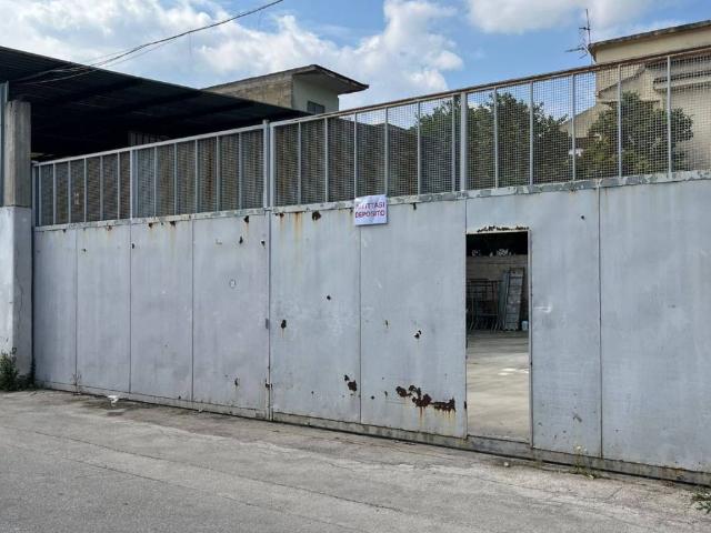 Locale Commerciale in affitto a San Cipriano D'aversa, Campania