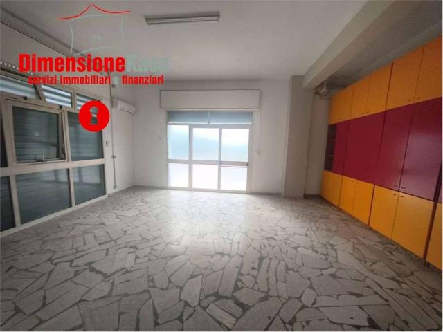 Locale Commerciale in affitto a Cancello Scalo, San Felice A Cancello