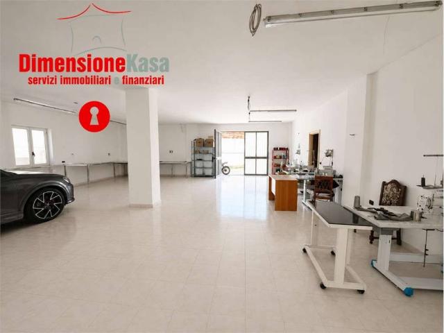 Locale Commerciale in affitto a Cancello Scalo, San Felice A Cancello