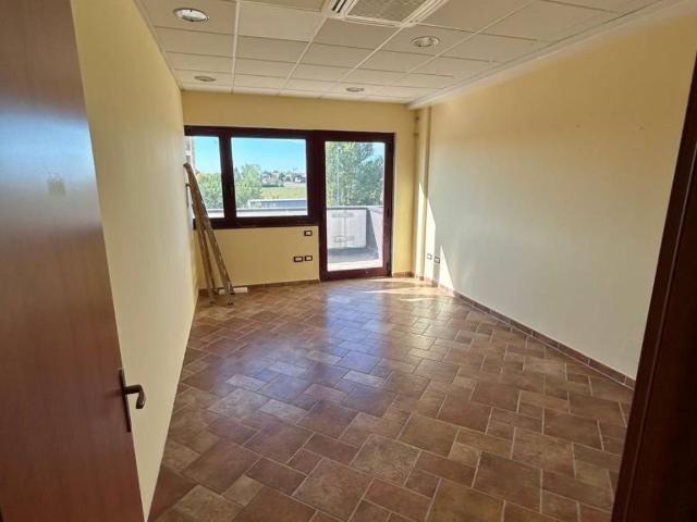 Locale Commerciale in affitto a Unione Comuni Modenesi Area Nord, San Felice Sul Panaro