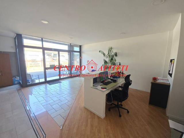 Locale Commerciale in affitto a San Genesio Ed Uniti, Lombardia