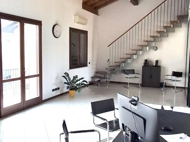 Locale Commerciale in affitto a San Genesio Ed Uniti, Lombardia